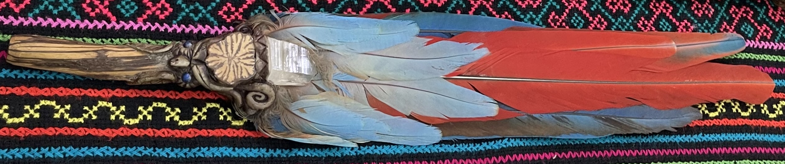 Инструмент шамана из перьев попугая огайо